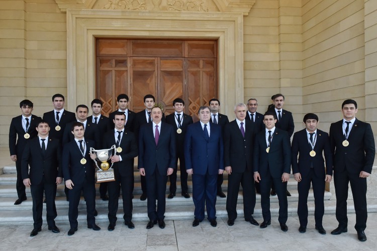National Greco-Roman wrestling team meets Azerbaijani president after winning World Cup (PHOTO)
