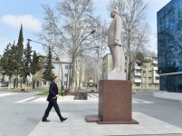 President Ilham Aliyev visits statue of national leader Heydar Aliyev in Mingachevir