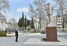 President Ilham Aliyev visits statue of national leader Heydar Aliyev in Mingachevir