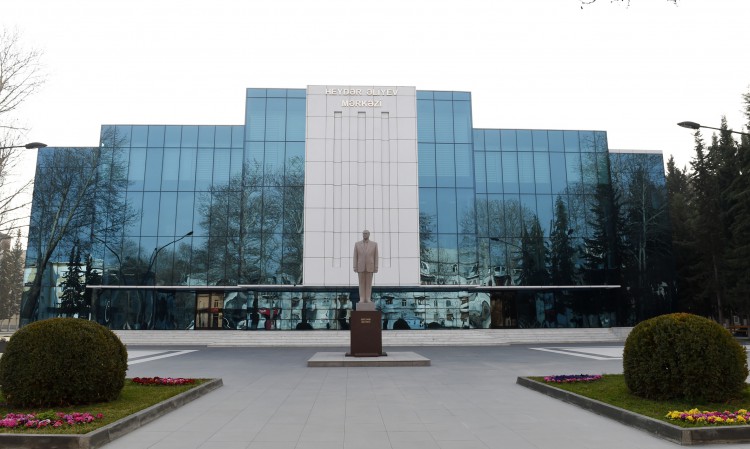 President Ilham Aliyev visits statue of national leader Heydar Aliyev in Mingachevir