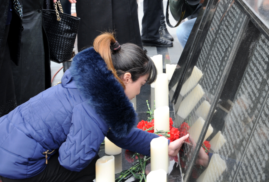 Azerbaijani public commemorates Khojaly genocide victims (PHOTO)