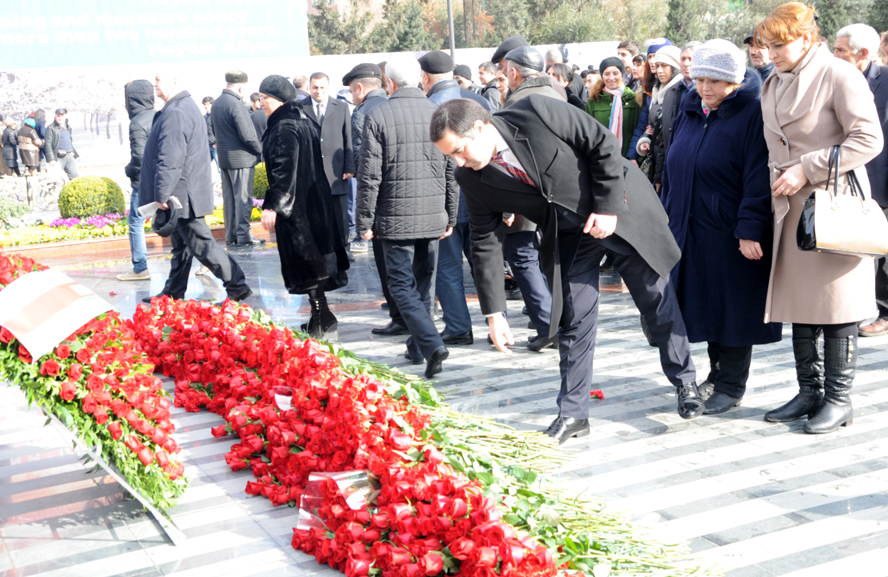 Azerbaijani public commemorates Khojaly genocide victims (PHOTO)