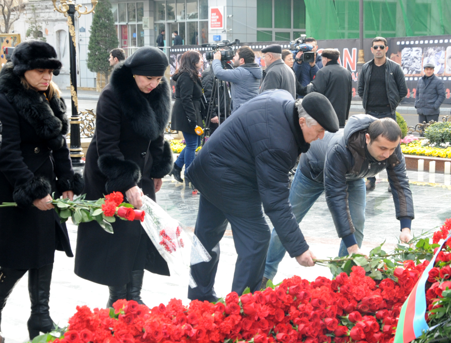 Azerbaijani public commemorates Khojaly genocide victims (PHOTO)