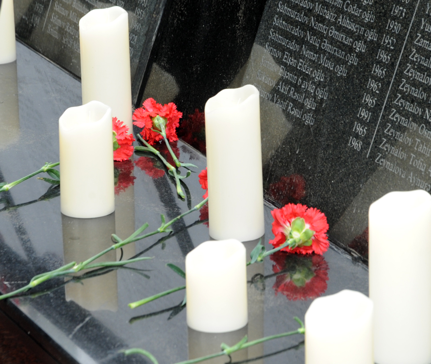 Azerbaijani public commemorates Khojaly genocide victims (PHOTO)