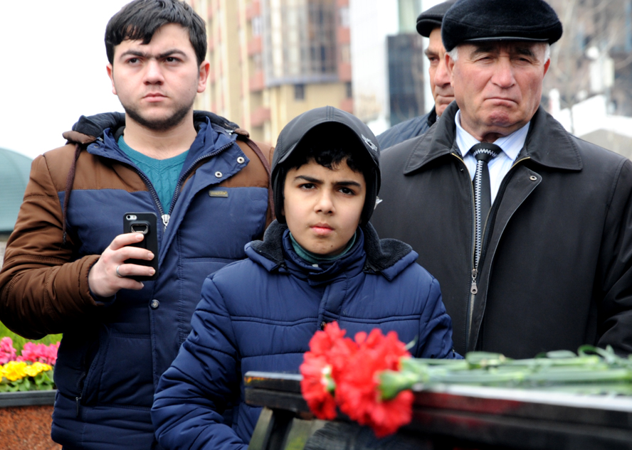 Azerbaijani public commemorates Khojaly genocide victims (PHOTO)
