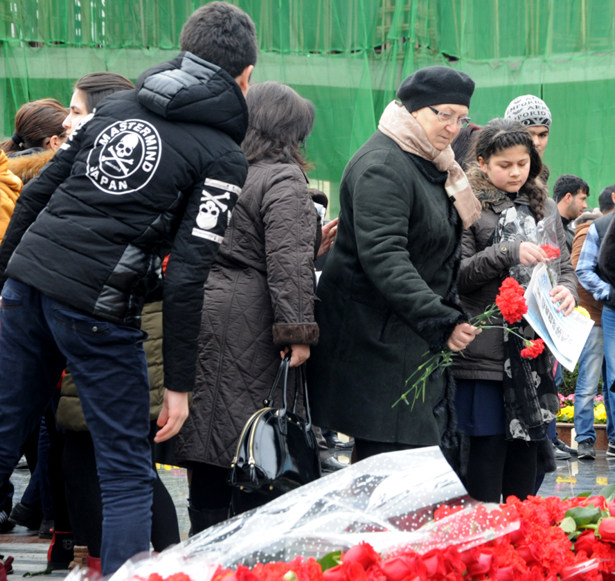 Azerbaijani public commemorates Khojaly genocide victims (PHOTO)