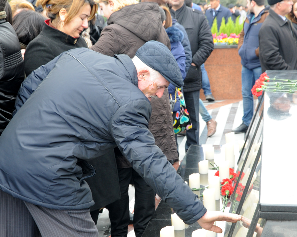 Azerbaijani public commemorates Khojaly genocide victims (PHOTO)