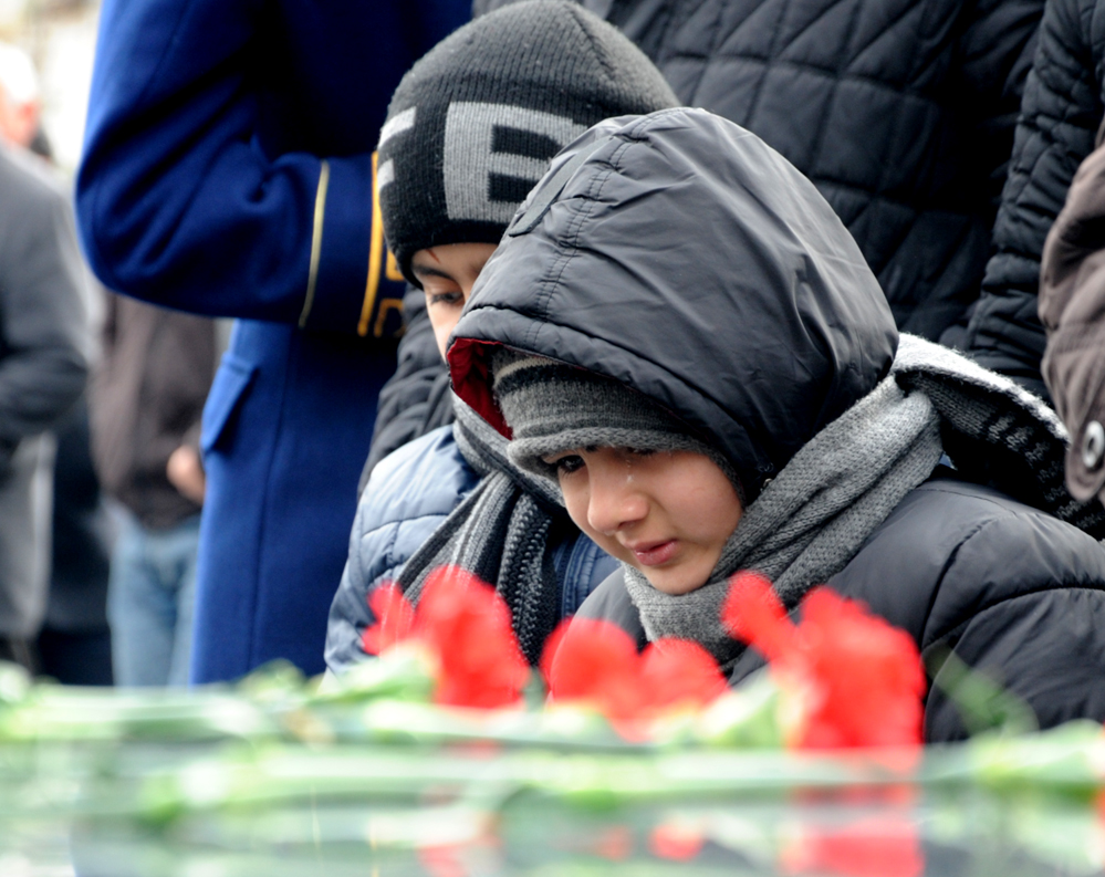 Azerbaijani public commemorates Khojaly genocide victims (PHOTO)