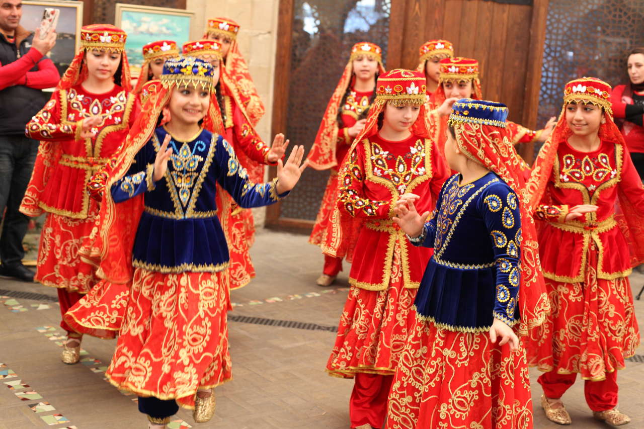 Жены послов провели в Баку праздничную ярмарку (ФОТО)