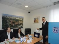 Посол Израиля в Азербайджане проголосовал на досрочных выборах в парламент (ФОТО)