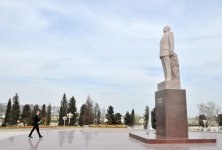 Президент Ильхама Алиева посетил памятник общенациональному лидеру в Барде (ФОТО)