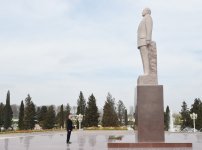 Президент Ильхама Алиева посетил памятник общенациональному лидеру в Барде (ФОТО)
