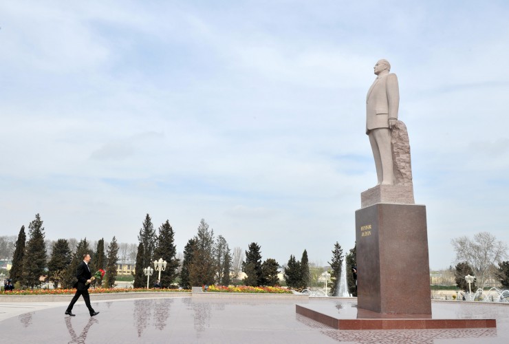Президент Ильхама Алиева посетил памятник общенациональному лидеру в Барде (ФОТО)