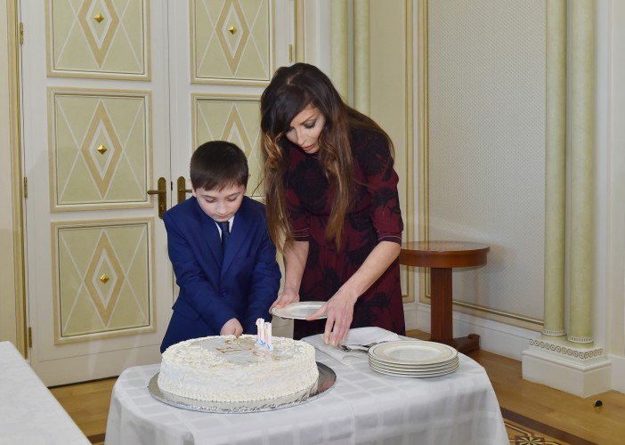 Президент Азербайджана и его супруга отметили вместе с 11-летним школьником его день рождения (ФОТО) (ВИДЕО)