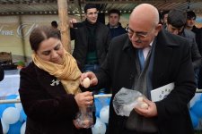 В Азербайджане прошел конкурс по битве на куриных яйцах (ФОТО)