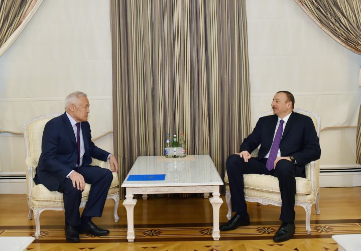 Президент Азербайджана принял посла Казахстана