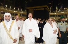 Президент Азербайджана и его супруга совершили умру в Мекке (ФОТО)