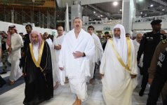 Президент Азербайджана и его супруга совершили умру в Мекке (ФОТО)