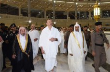 Президент Азербайджана и его супруга совершили умру в Мекке (ФОТО)