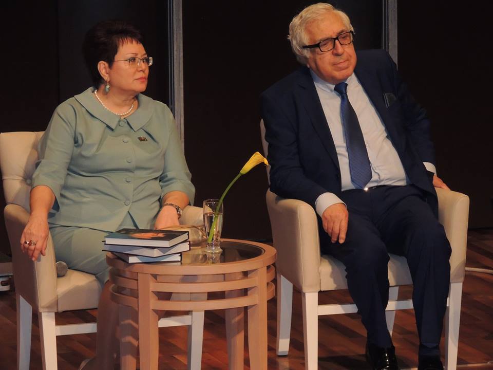 Быть самим собой – В Баку презентованы книги легендарного Анара Мамедханова (ФОТО)