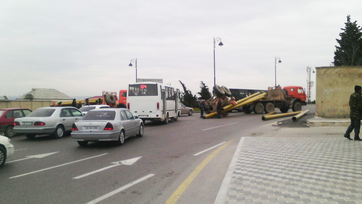 Крупная авария на центральном проспекте в Баку