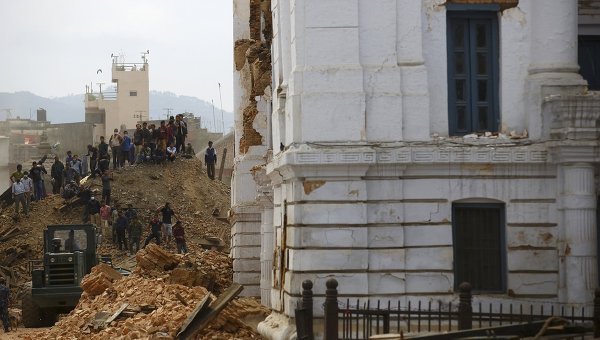 Три человека погибли, более 300 пострадали при землетрясении в Непале