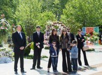 Azerbaijani president, his spouse attend Flower Festival (PHOTO)