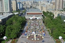 Azerbaijani president, his spouse attend Flower Festival (PHOTO)