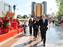 Azerbaijani president, his spouse attend Flower Festival (PHOTO)
