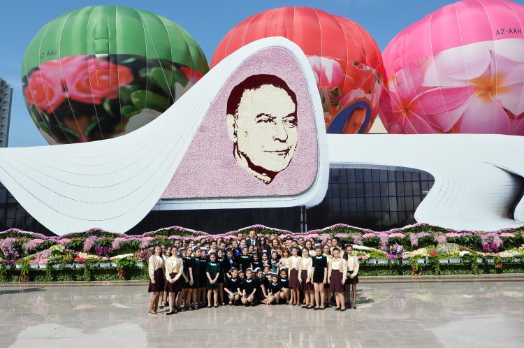 Azerbaijani president, his spouse attend Flower Festival (PHOTO)