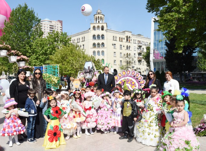 Azerbaijani president, his spouse attend Flower Festival (PHOTO)