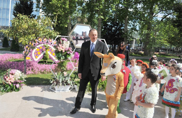 Azerbaijani president, his spouse attend Flower Festival (PHOTO)