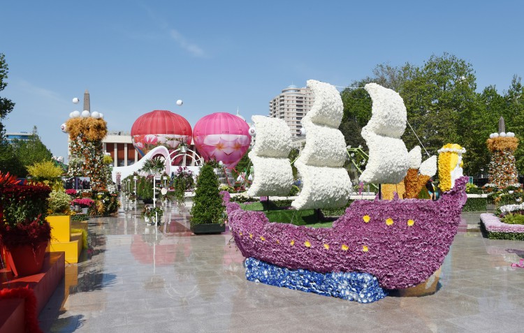 Azerbaijani president, his spouse attend Flower Festival (PHOTO)