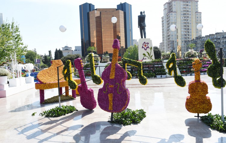 Azerbaijani president, his spouse attend Flower Festival (PHOTO)