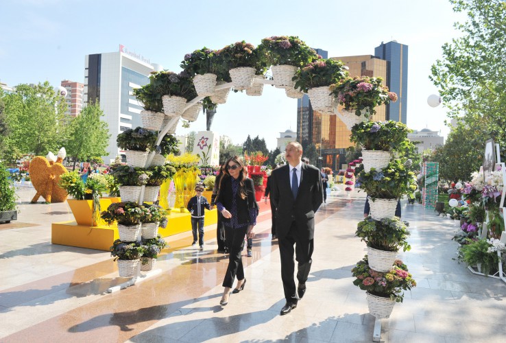 Azerbaijani president, his spouse attend Flower Festival (PHOTO)