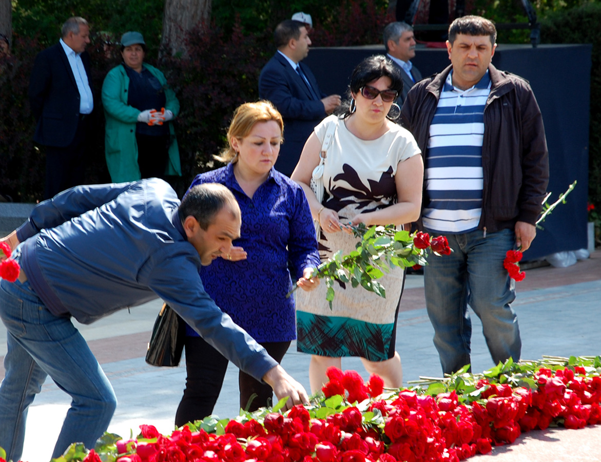 Azerbaijanis mark 92nd birthday anniversary of national leader Heydar Aliyev