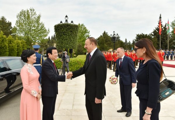 Official welcoming ceremony for Vietnamese president held in Baku (PHOTO)