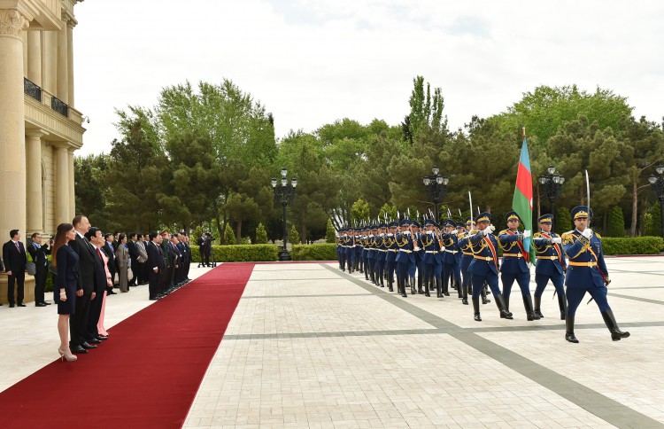 Official welcoming ceremony for Vietnamese president held in Baku (PHOTO)