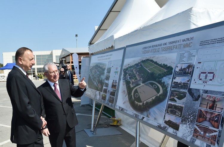Azerbaijani president observes two exhibitions in Baku (PHOTO)