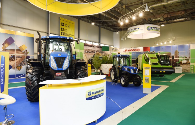 Azerbaijani president observes two exhibitions in Baku (PHOTO)