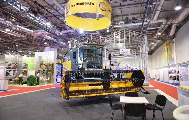 Azerbaijani president observes two exhibitions in Baku (PHOTO)