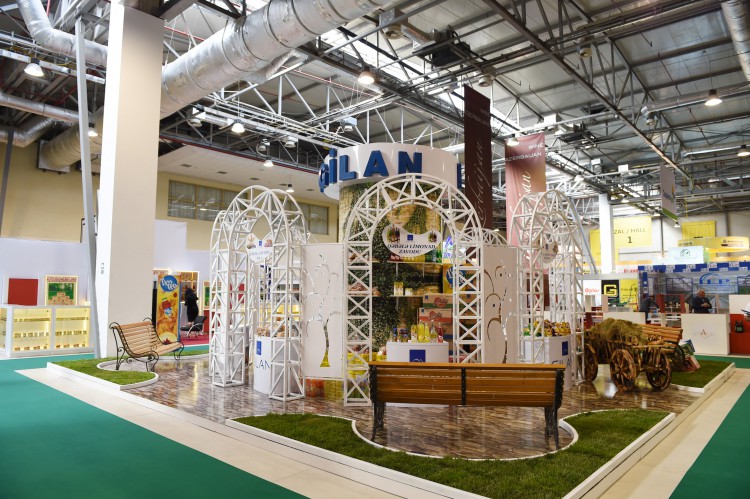 Azerbaijani president observes two exhibitions in Baku (PHOTO)