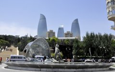 Baku’s funicular waiting for tourists (PHOTO)
