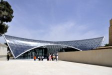 Baku’s funicular waiting for tourists (PHOTO)