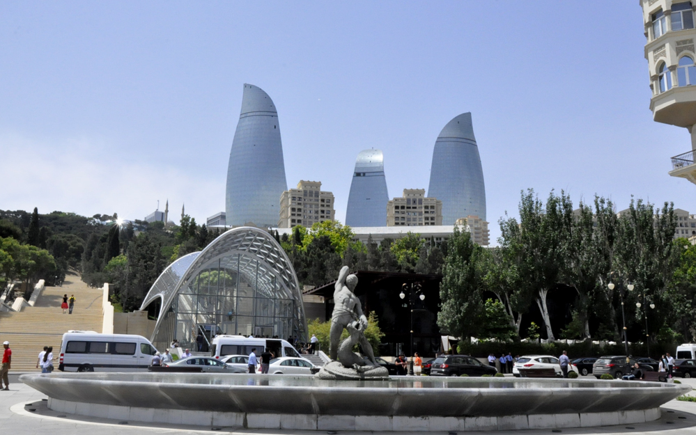 Baku’s funicular waiting for tourists (PHOTO)