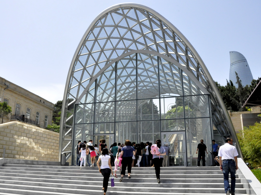 Baku’s funicular waiting for tourists (PHOTO)