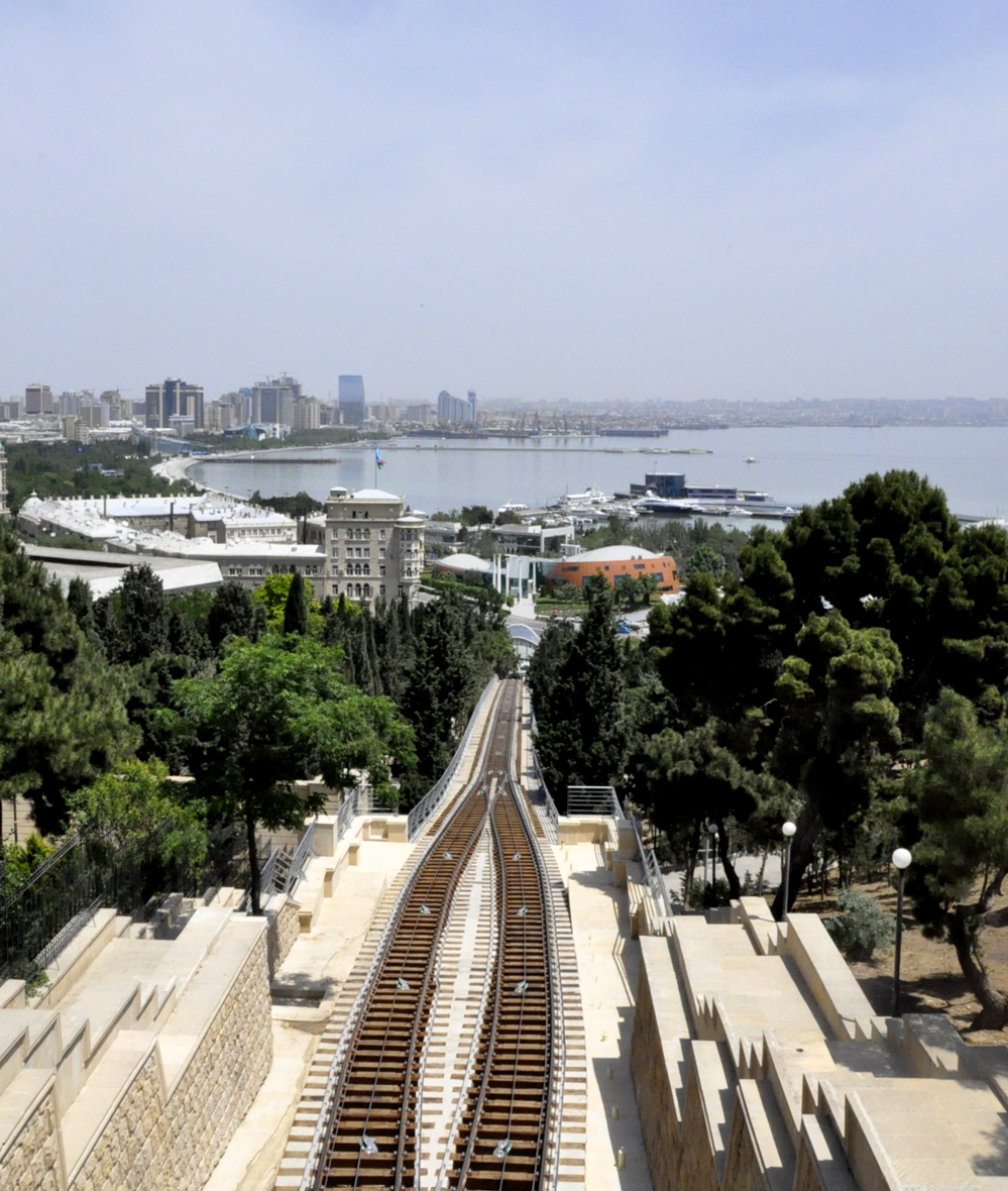 Baku’s funicular waiting for tourists (PHOTO)