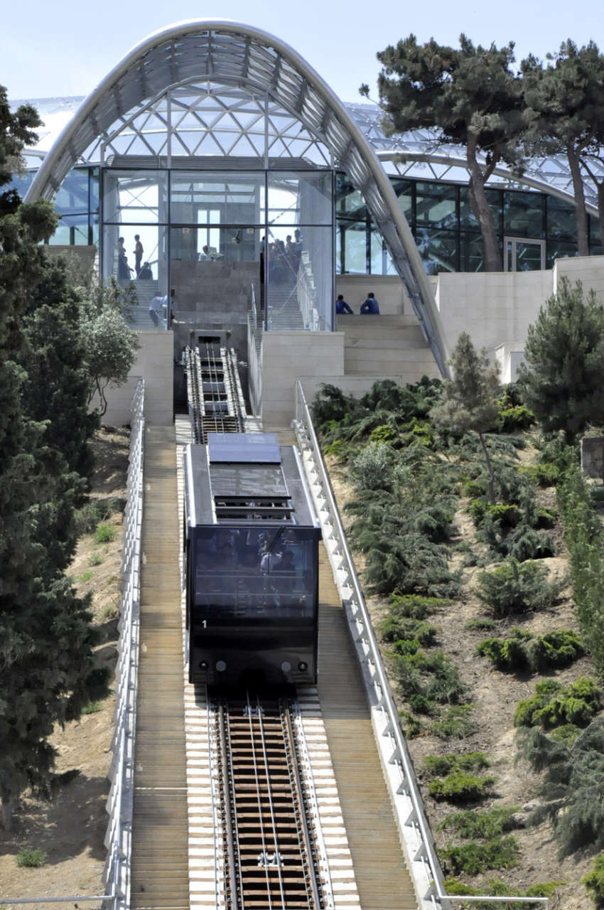 Baku’s funicular waiting for tourists (PHOTO)