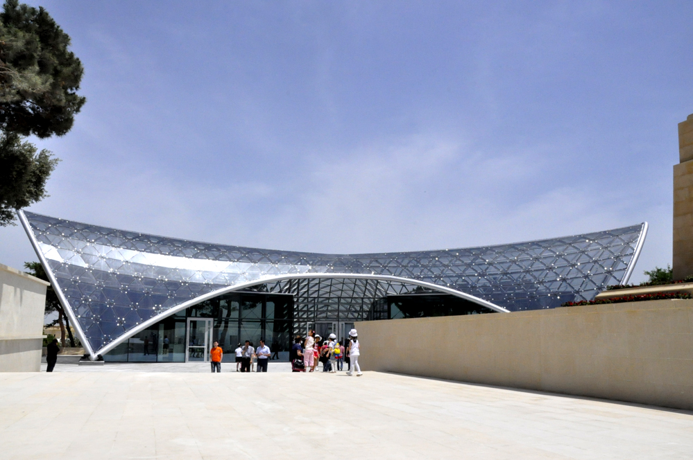 Baku’s funicular waiting for tourists (PHOTO)