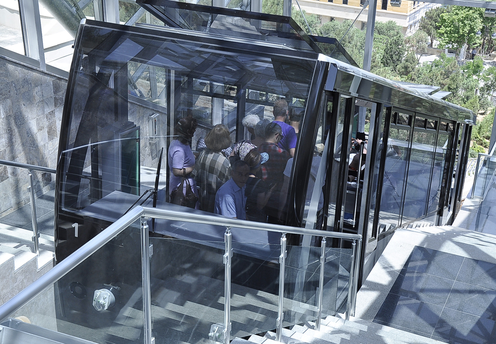 Baku’s funicular waiting for tourists (PHOTO)